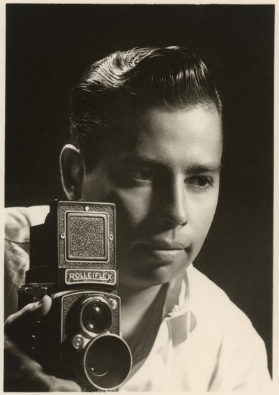 Retrato de Orlando Suero com câmera Rolleiflex, c.1954 (foto a p/b) de Orlando Suero