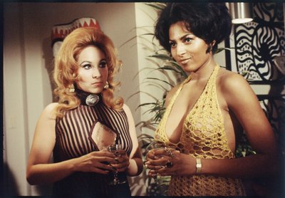 Pam Grier como fundo extra no conjunto 
