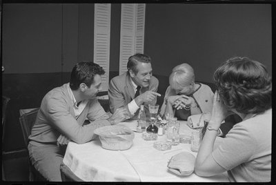 Paul Newman, Mort Sahl e Joanne Woodward a brincar ao jantar de Orlando Suero
