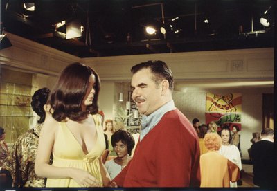 Russ Meyer e elenco no cenário de 