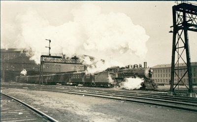Comboio ferroviário que sai da Estação Union, St. Louis de Oscar C. Kuehn