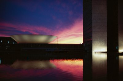 Praça dos Três Poderes e Congresso Nacional ao pôr do sol de Oscar Niemeyer