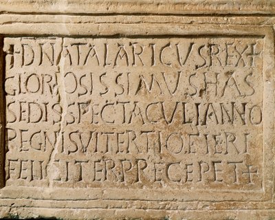 Civilização bárbara: inscrição datada do reinado do rei Ostrogoth Athalaric (516-534 d.C.) testemunho da existência de um teatro em Ticinum (actual Pavia). Século VI. Musei Civici, Sezione Archeologia, Pavia, Itália. de Ostrogothic Ostrogothic
