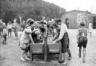 Lavagem da louça em um acampamento de férias de verão juvenil, Alemanha, 1922. de Otto Haeckel