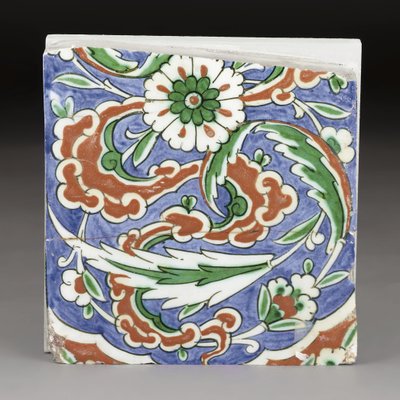 Uma telha de cerâmica parcial de Iznik, na Turquia Otomana, no final do século XVI de Ottoman School