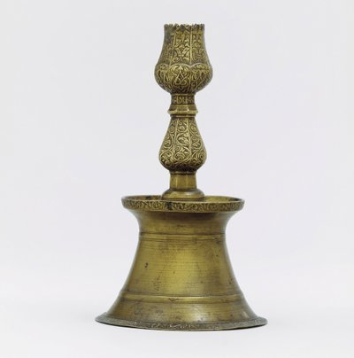 Um castiçal de latão otomano, o pescoço com decoração de arabescos incisos elevando-se em forma de tulipa de Ottoman School