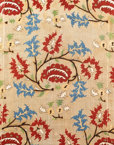 Detalhe de uma capa de linho, bordada com um meandro de sprays de flores vermelhas e azuis de Ottoman School