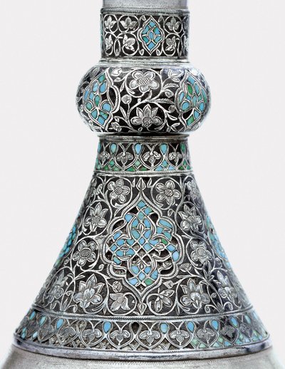 Detalhe de uma garrafa de zinco com incrustações em prata turquesa otomana (turquesa, zinco, prata) de Ottoman School