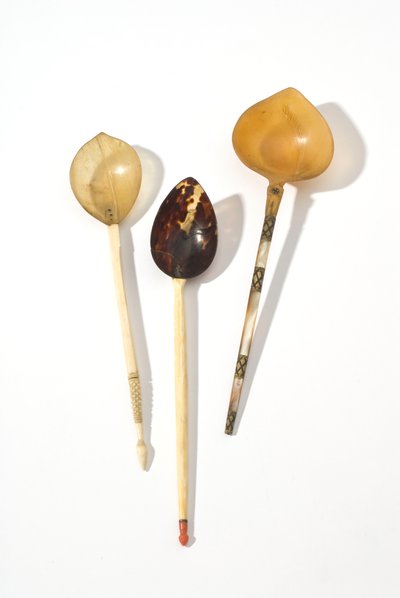 Três colheres otomanas do século 18 (Sherbat) (pérola, madrepérola, corra, osso, latão) de Ottoman School