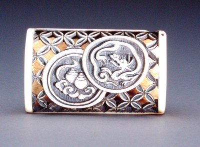 Netsuke com desenho a céu aberto, c.1870 (stag-antler) (anverso de 208395) de Ozaki Kokusai