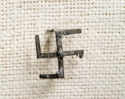 Antiguidade cristã: fíbula em forma de svastika (que irá inspirar o jogo da cruz). Século I a III. Museu Nacional de Arqueologia de Saint Germain en Laye de Paleo Christian