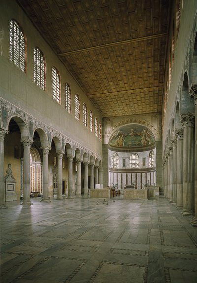 Vista interior da igreja de Santa Sabina, nave central, fundada no século V de Paleo Christian