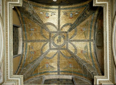 Mosaicos do século V, no centro, o cordeiro. Abóbada da capela de São João Evangelista dentro do batistério Paleocreta de São João de Latrão (São João de Latrão) (battistero lateranense ou São João de Fonte), construída em torno de 440. Roma de Paleo Christian