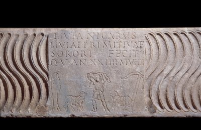 Arte Paleocristã: tanque de sarcófagos fragmentado: O Bom Pastor e epitáfio de Livia Primitiva. Um pastor com cordeiros, um peixe (símbolo cristão) e uma âncora. Encontra-se em Roma sob a Basílica de São Pedro. 200-250 D.C. Paris, Museu do Louvre. de Paleo Christian
