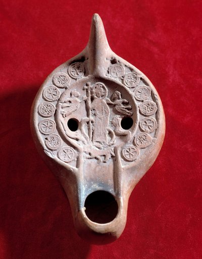 Arte Paleocristã: medalhão de candeeiro de petróleo em terracota decorada de um Cristo triunfante. Realizado sob o baixo Império Romano (307-425 d.C.) na Tunísia. Descoberto em Timgad (Argélia). Sol 0,03x0,13x0,08 m Paris, musee du Louvre de Paleo Christian