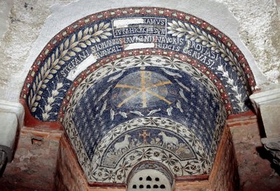 Arte Paleocristã: o monograma de Cristo está rodeado por símbolos da Santíssima Trindade. Mosaico do século V ou VI. Baptistere d