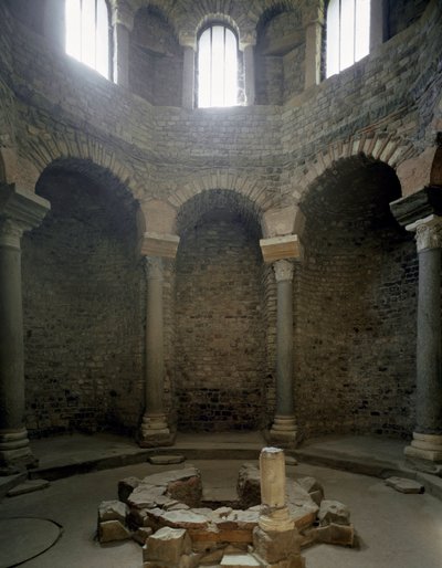Arte Paleocristã: vista do interior do batistério, século V. Frejus (Var) de Paleo Christian