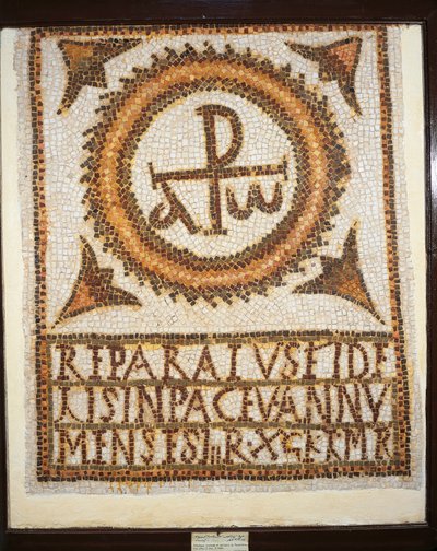 Tunísia, O Mosaico de Uppenna, obra mosaica representando um túmulo com um epitáfio: alfa e ômega (o início e o fim) de Paleo Christian