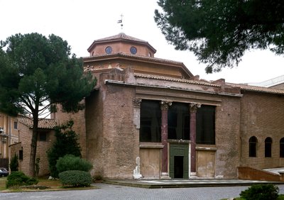 Vista do batistério Paleocretiano de San Giovanni em Laterano (São João Laterano) (battistero lateranense ou San Giovanni em Fonte), construído em torno de 440. Roma de Paleo Christian
