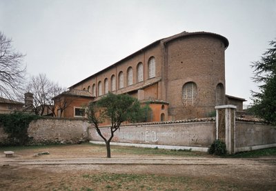 Vista da igreja de Santa Sabina, fundada em 422 de Paleo Christian
