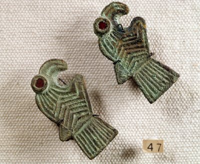 Antiquite cristã: fíbulas de bronze incrustadas com granada em forma de cabeça de águia. Museu Nacional de Arqueologia, Saint Germain en Laye de Paleo Christian Paleo Christian