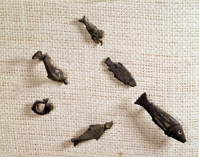 Antiguidade cristã: fíbulas e jóias de metal com a forma de peixe. Museu Nacional de Arqueologia, Saint Germain en Laye de Paleo Christian Paleo Christian