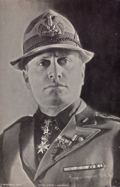 Álbum "Duce": Benito Mussolini no uniforme Militia (foto a p/b) de Pandimiglio Pandimiglio
