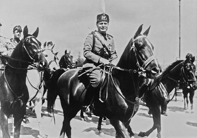 Álbum "Duce": Benito Mussolini a cavalo com a sua comitiva em Roma (foto a p/b) de Pandimiglio Pandimiglio