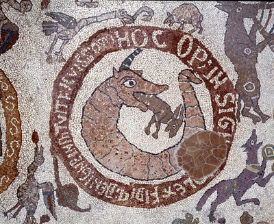 Representação do Leviatã na forma de um crocodilo encarnando Satanás segurando em sua boca uma lebre representando o ser humano. Mosaico de Pantaleone, sacerdote e mosaico. 1163-1166. Nave central da Catedral de Otranto (Otranto), Itália ©Luisa Ricci de Pantaleon Pantaleon