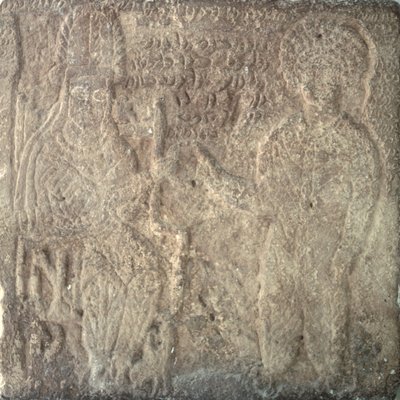 Estela rara mostrando Artabano V, o último rei parta, investindo Khwasak, o sátrapa de Susa: ele entrega um anel como emblema de sua autoridade, de Susa, Irã, 14 de setembro de 215 (pedra calcária) de Parthian School