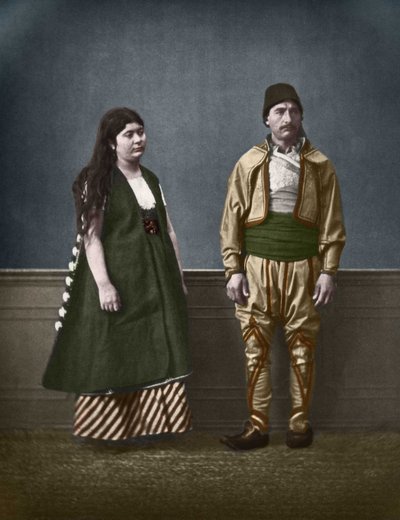 Retrato de uma mulher búlgara de Sófia e de um homem búlgaro por volta de 1890. Fotografia colorida de Pascal Sebah (1838-1890). de Pascal Sébah