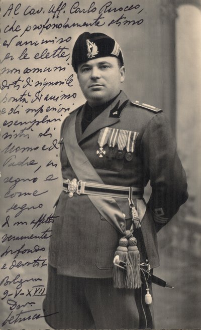 Álbum "MVSN- Blackshirts": Centurião da Milícia em uniforme completo, 19/05/39 (foto a p/b) de Pasquini Pasquini
