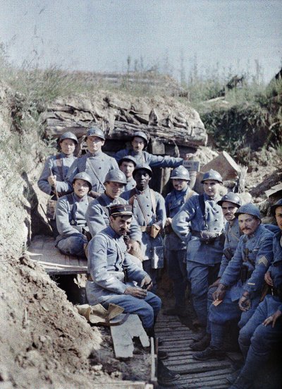 Um grupo de soldados franceses em uma trincheira na linha de frente, Hirtzbach, departamento Alto Reno, Alsácia, França, 16 de junho de 1917 (autocrômico) de Paul Castelnau