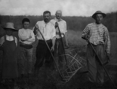 Retrato de trabalhadores agrícolas, adultos e crianças, da região de Chaumont (Haute Marne) durante a feno. Fotografia, por volta de 1886, de Paul Emile Theodore Ducos (1849-1913). de Paul Emile Theodore Ducos