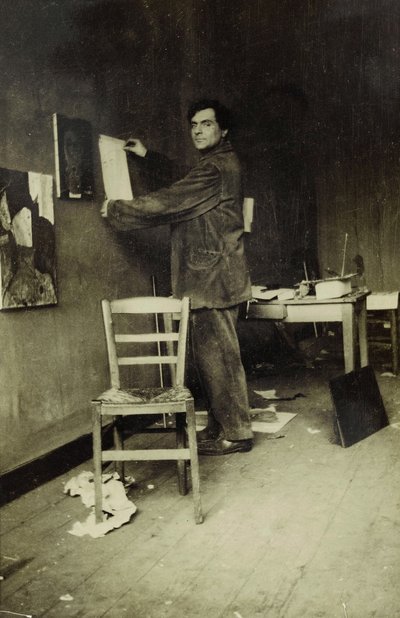 Amedeo Modigliani no seu estúdio, c.1915 (foto a p/b) de Paul Guillaume