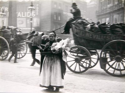 Uma vendedora de jornal feminino, Londres, c.1890s (foto a p/b) de Paul Martin