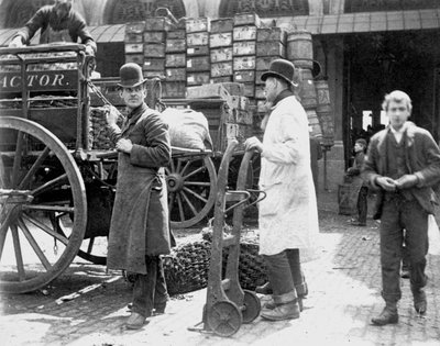 Descarregando no Billingsgate Market, Londres, 1893 de Paul Martin