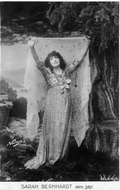 Henriette Rosine Bernard aka Sarah Bernhardt (1844-1923) como Izëyl, cartão postal (foto a p/b) de Paul Nadar