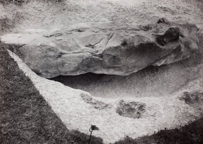Pedra encastrada na relva de Paul Nash