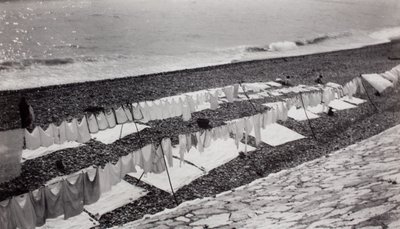 Roupa a secar na praia, Nice de Paul Nash