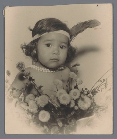 Retrato de uma criança desconhecida com uma faixa de cabeça e um ramo de flores de Paul Rollman