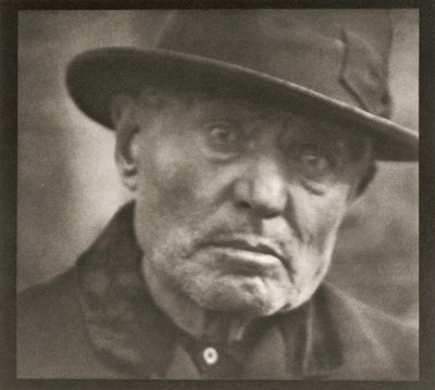 Fotografia - Nova Iorque [Homem - Praça Five Points] de Paul Strand