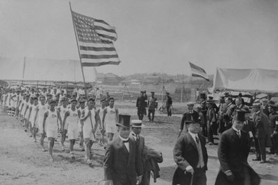 Atletas Americanos e Filipinos Marcham atrás dos Dignitários Japoneses, nos Jogos do Campeonato do Extremo Oriente de Paul Thompson