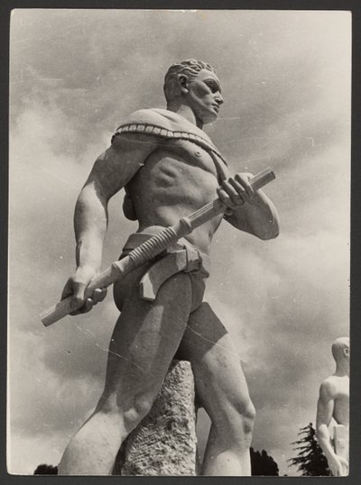 Escultura moderna num campo desportivo de Paul Wolff