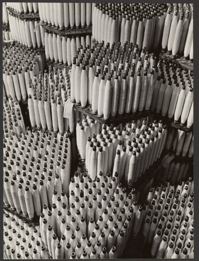[Carretéis de fio empilhados]. de Paul Wolff