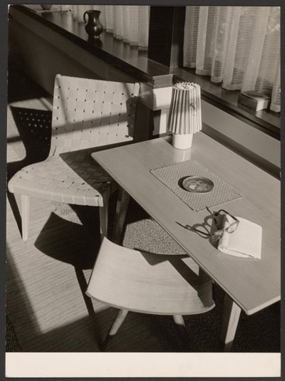 [Mesa e cadeira]. de Paul Wolff