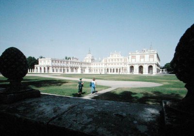 O Palácio Real e jardins, reconstruídos a partir de 1715 (foto) de Pedro Caro Idrogo