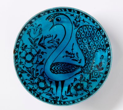 Um prato de cerâmica persa do século XIX, representando um pavão em um fundo turquesa de Persian School