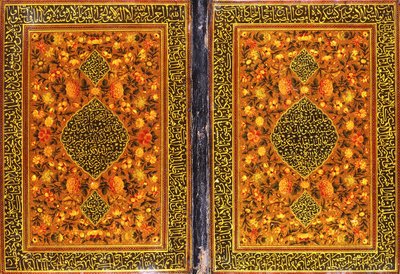 A Qajar Qur "uma encadernação pintada com um desenho floral e um medalhão contendo uma inscrição em thuluth, c. 1801-2 de Persian School