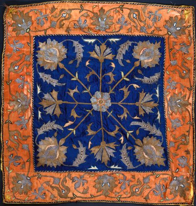 Uma bocha composta por um campo de cetim azul bordado em prata e fio dourado de Persian School